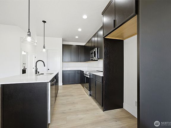 4th image of 1134 E Mt Hood Street