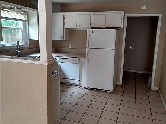 3rd image of 411 NW Greenmeadow Dr