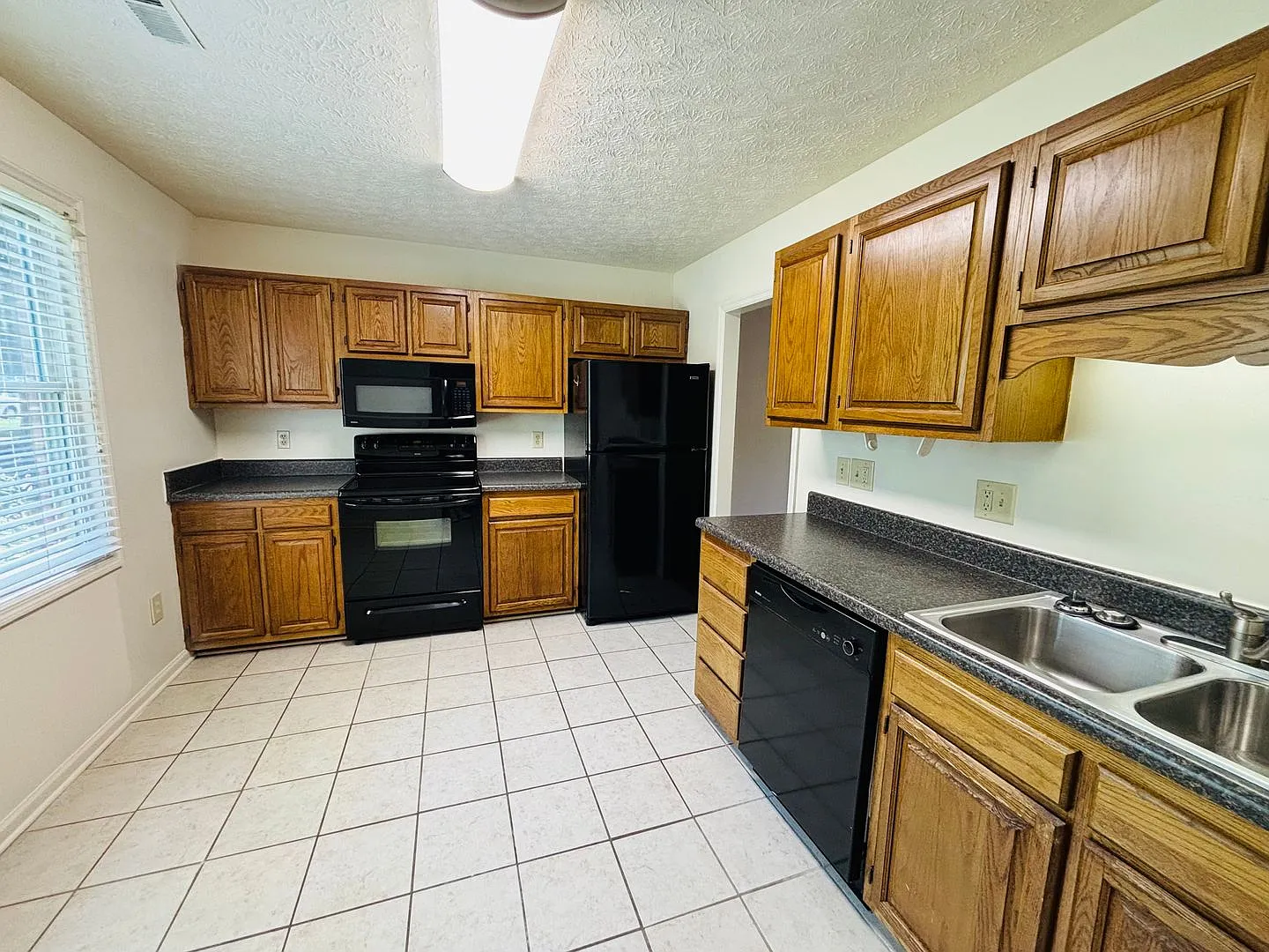3 Bedroom 2.5 Bath Townhouse — Photo 3