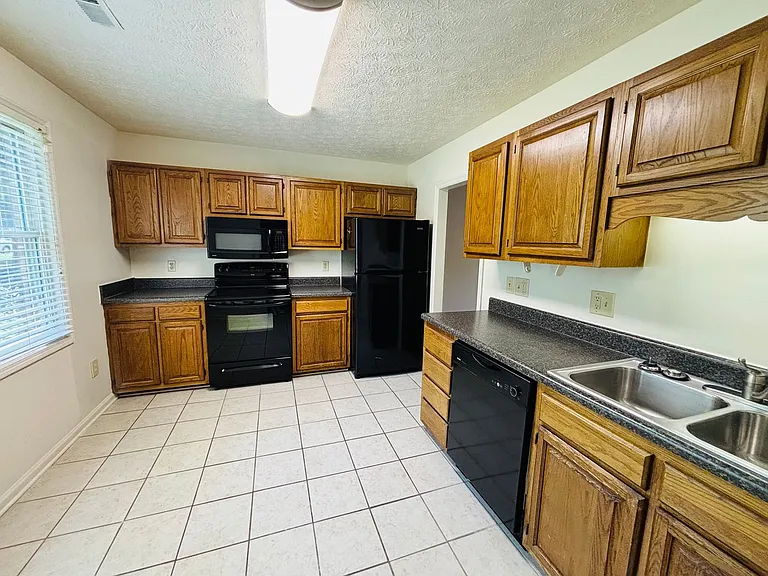 1704 Emerald St — Photo 3