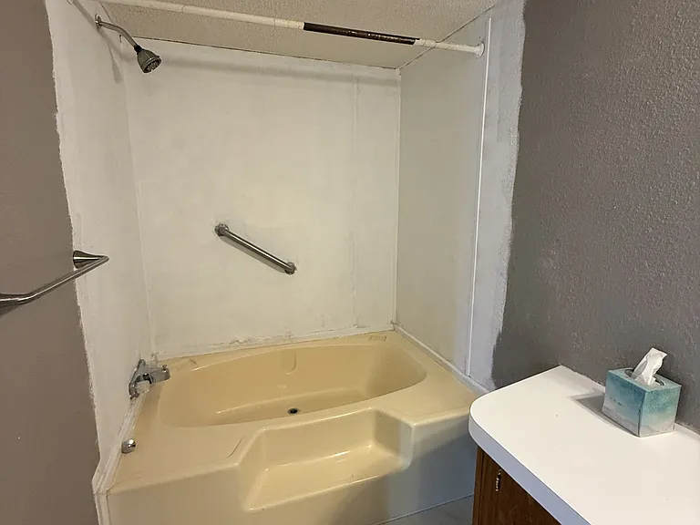 502 N H St — Photo 3