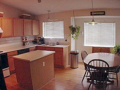 Kitchen W/ Eating Nook