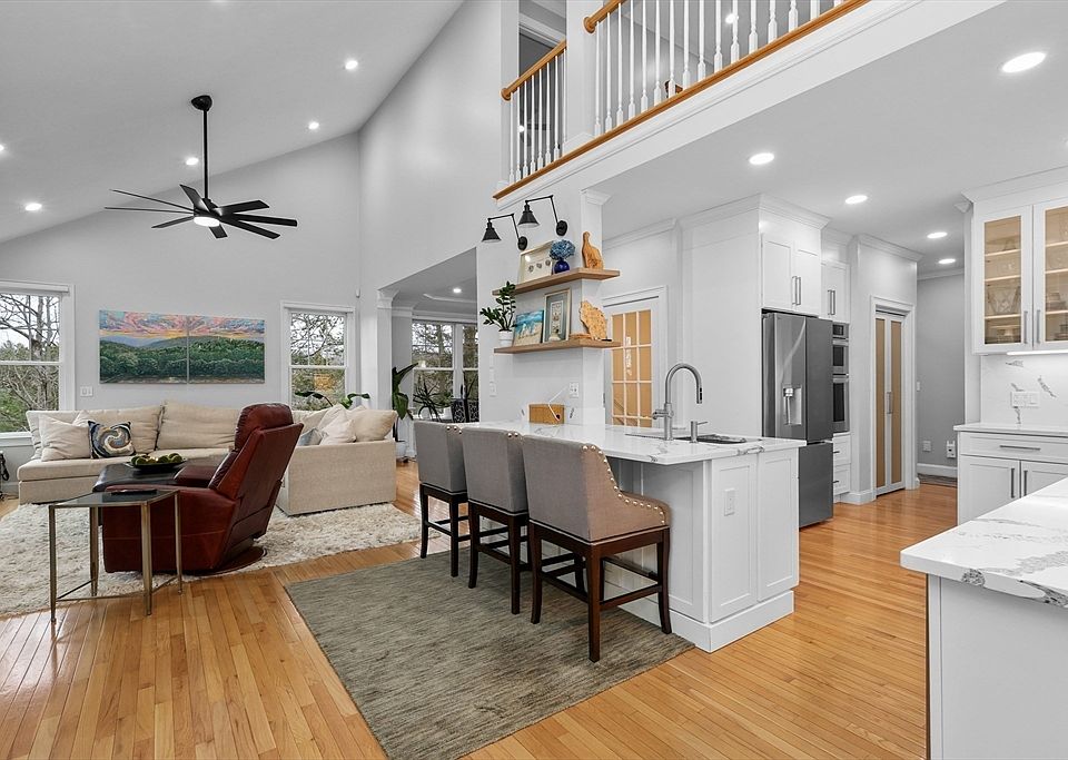 1st image of 21 Carriage Hill Cir