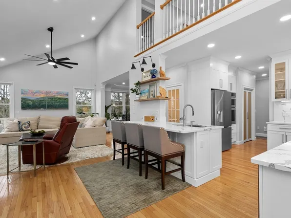 21 Carriage Hill Cir, Southborough, MA 01772