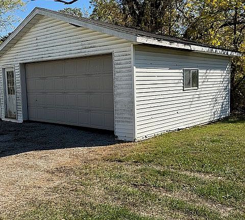 5th image of 2208 East Pike