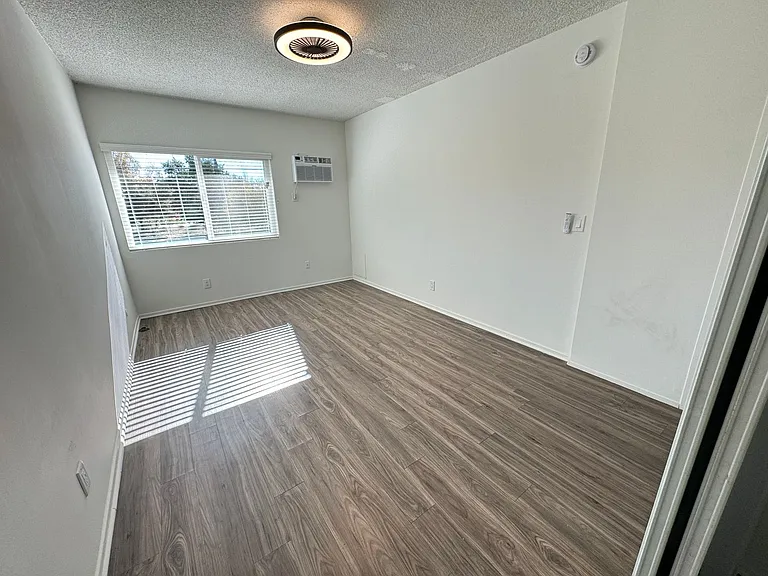 15925 Victory Blvd — Photo 11