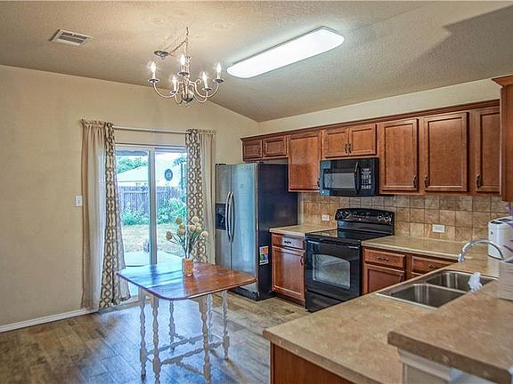 5th image of 2441 Fayette Dr