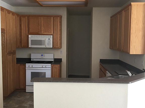 Spacious Open-Concept Kitchen w/Dishwasher n Garbage Disposa