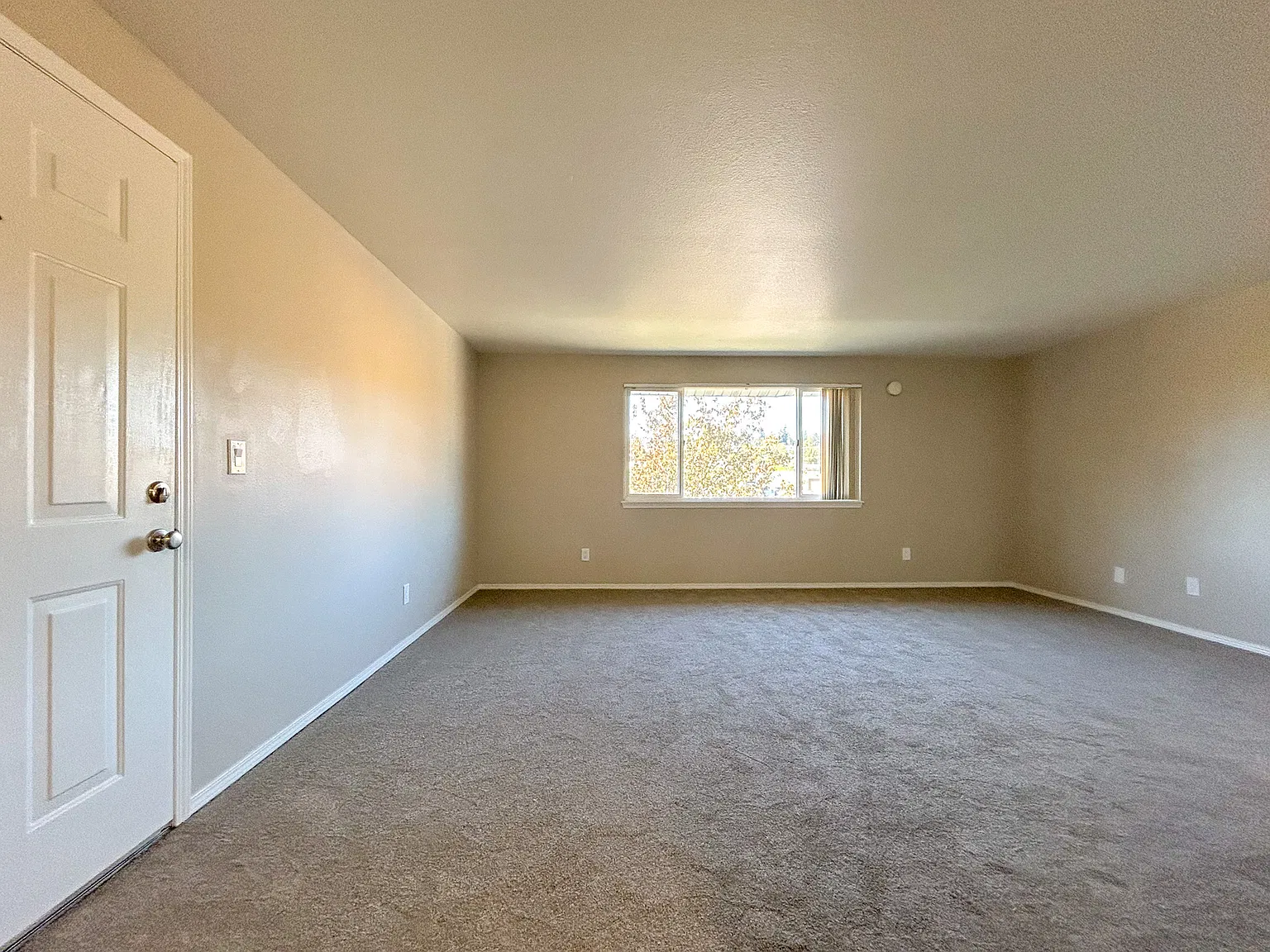 3 bed, 1040 sqft, $1,550 — Photo 4