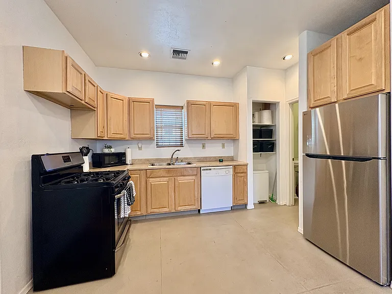 1718 E Grant Rd #2 — Photo 7