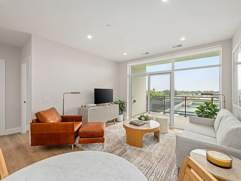 4286 King St E — Photo 13
