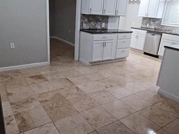 4th image of 1017 Oak Dr