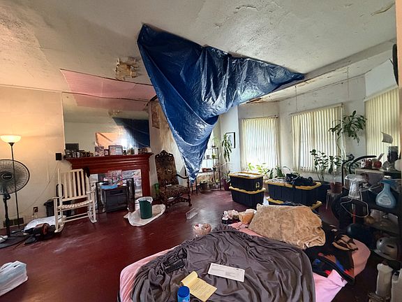 3rd image of 105 S Waller Ave