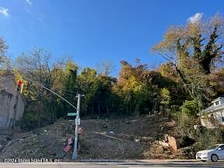4th image of 680-684 Van Duzer St