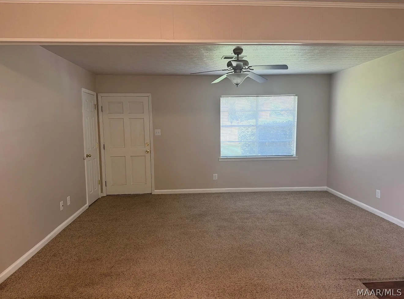 3 bed, 1.5 bath, 1250 sqft, $1,300 — Photo 2
