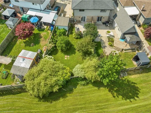 28 Uxbridge Cres, Kitchener, ON N2E 2P8