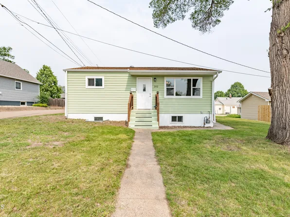 202 10th Ave NE, Mandan, ND 58554