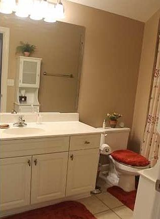 3rd image of 906 Greenbriar Blvd