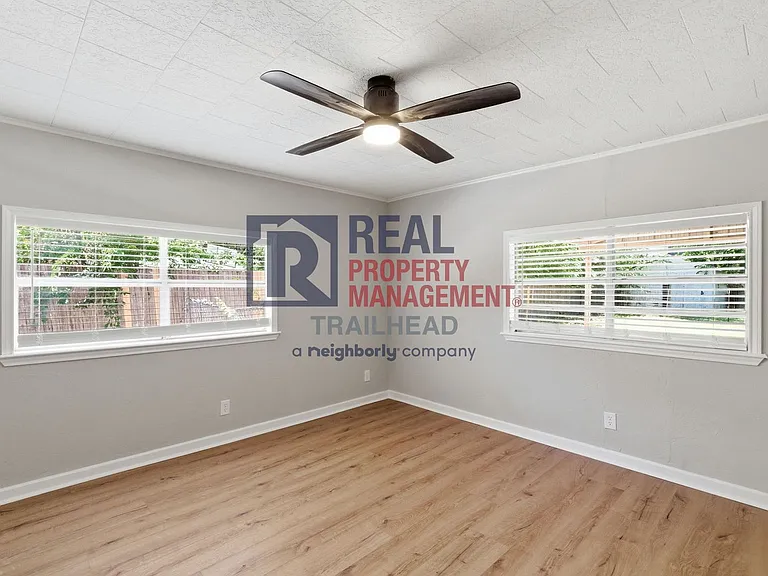 1040 N Clinton St — Photo 13