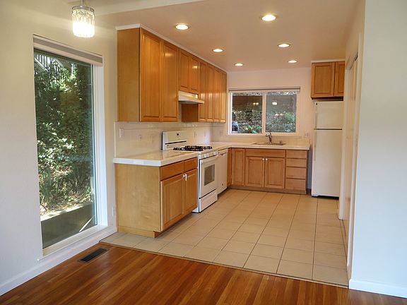 5th image of 268 Shoreline Hwy APT 3
