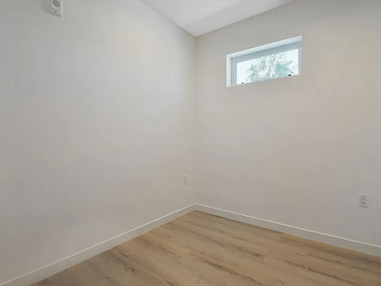 10918 Camarillo St #501 — Photo 11