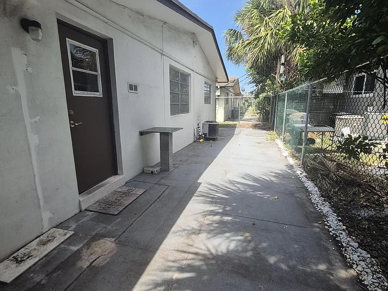 7221 Venetian St #9 — Photo 11
