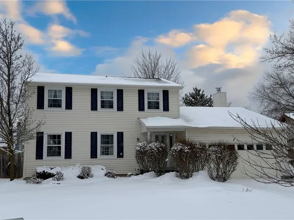 168 Continental Dr, Lockport, NY 14094