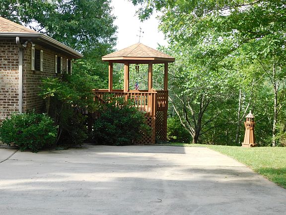 3rd image of 100 Beachwood Dr