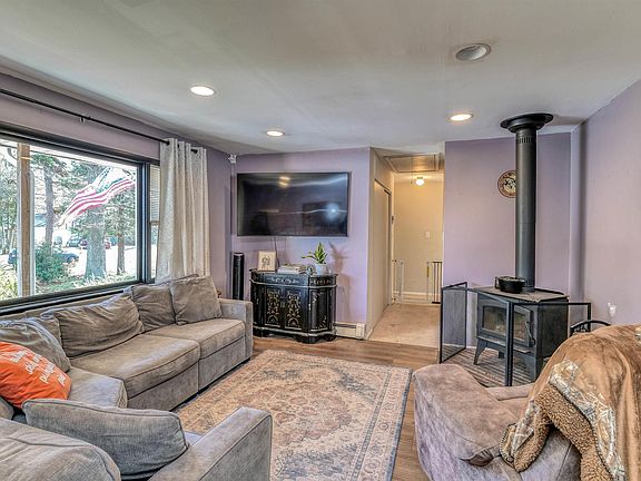 4th image of 61 Leitz Blvd