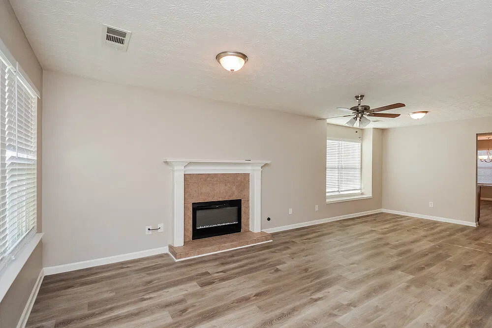 3 bed, 2.0 bath, 1283 sqft, $2,300 — Photo 3