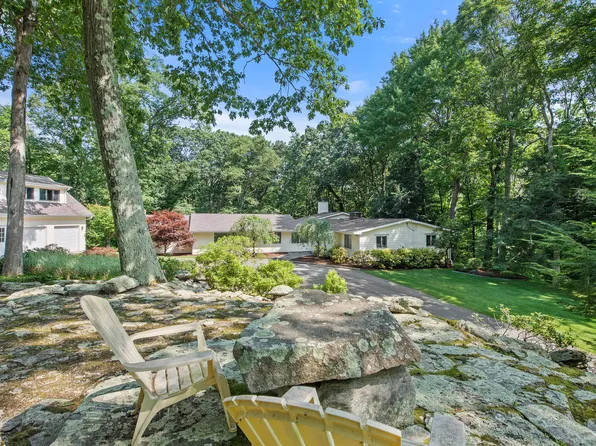 11 Hemlock Hill Rd, Pound Ridge, NY 10576