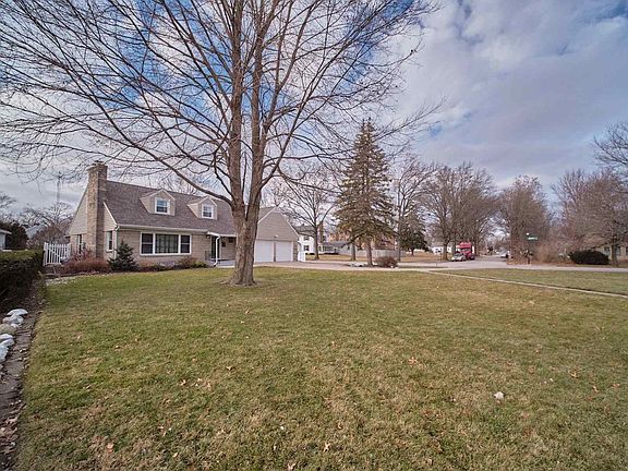 3rd image of 2403 S Twyckenham Dr