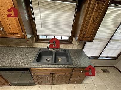 5th image of 2710 Silvertree Dr