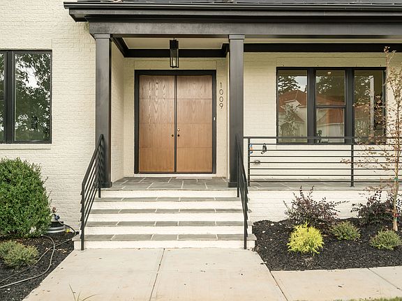 Beautiful porch and entry