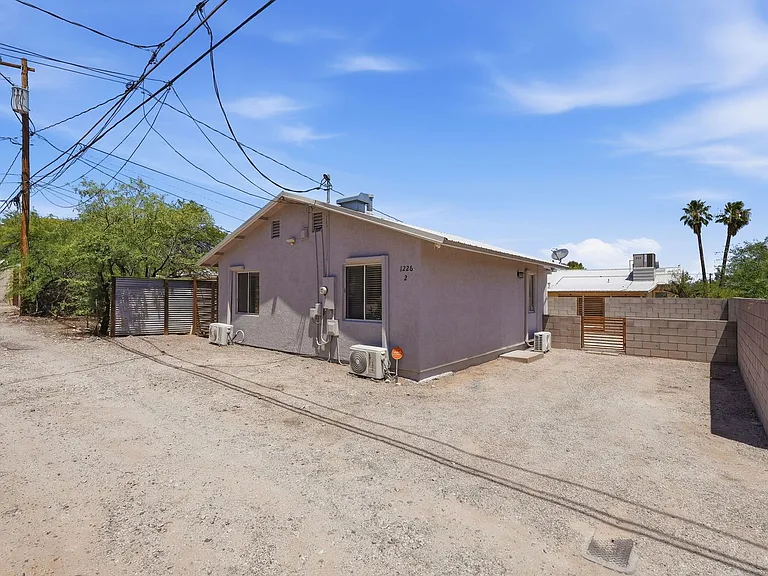 1226 E. Elm St. — Photo 22