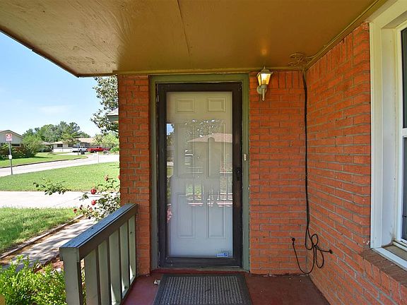 3rd image of 2409 NW Cheyenne Ave