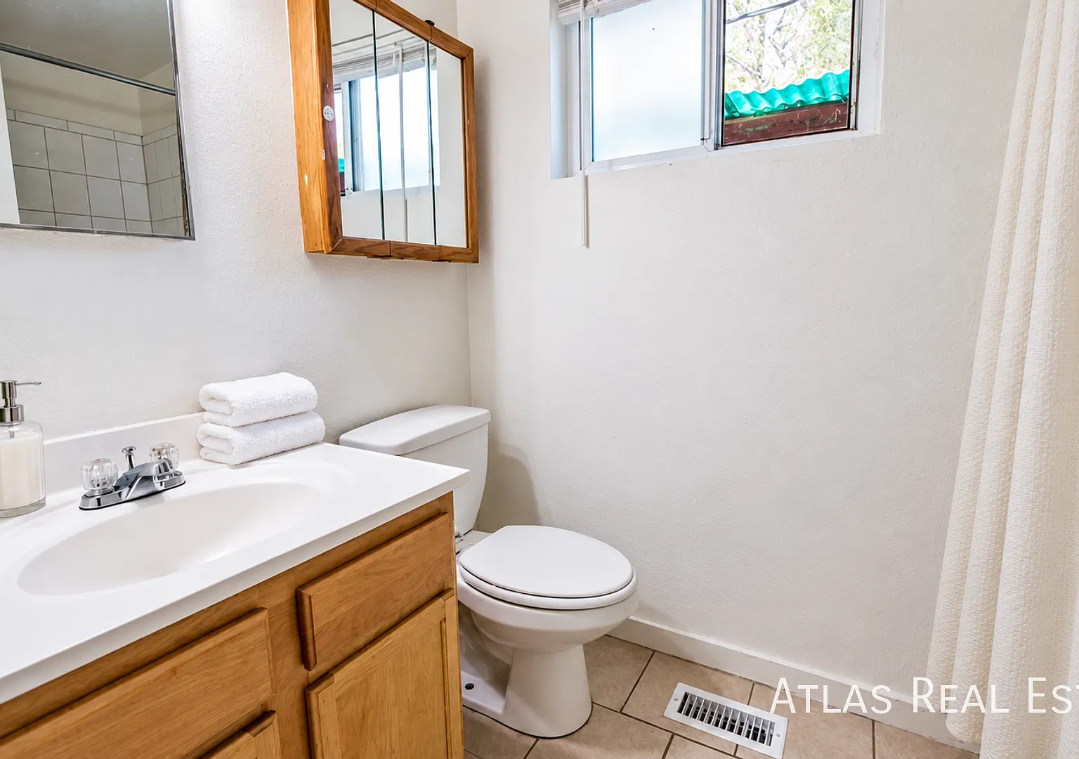 One Month Free! 4-Bedroom Englewood Duplex With Fenced Backyard & Private Parking — Photo 3