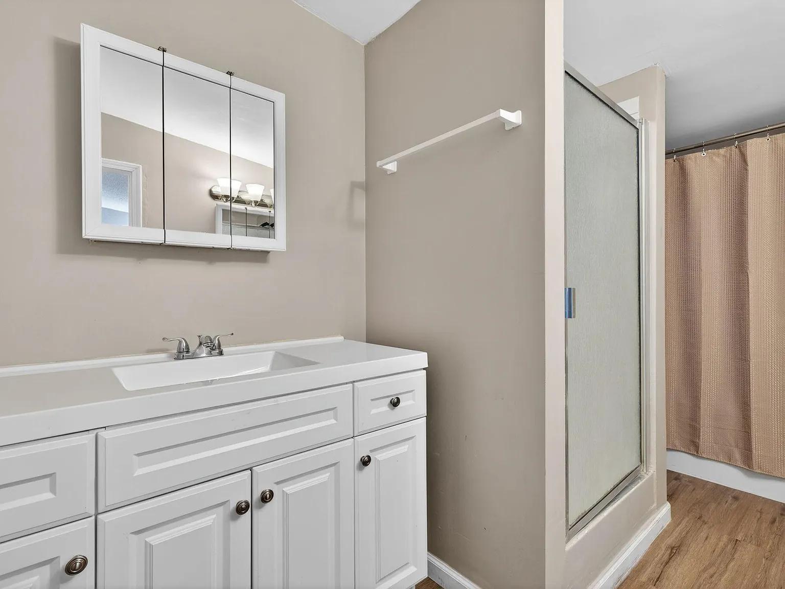 4 bed, 2.0 bath, 1600 sqft, $888 — Photo 3