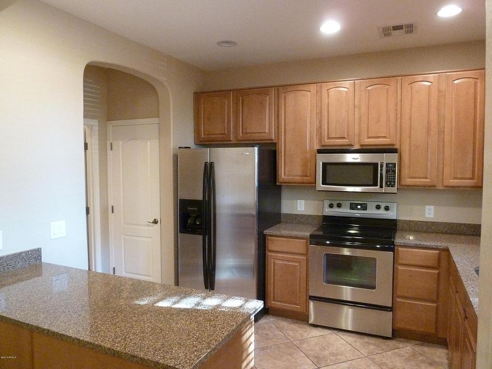 Beautiful Kitchen with Stainless Steel Appliances!