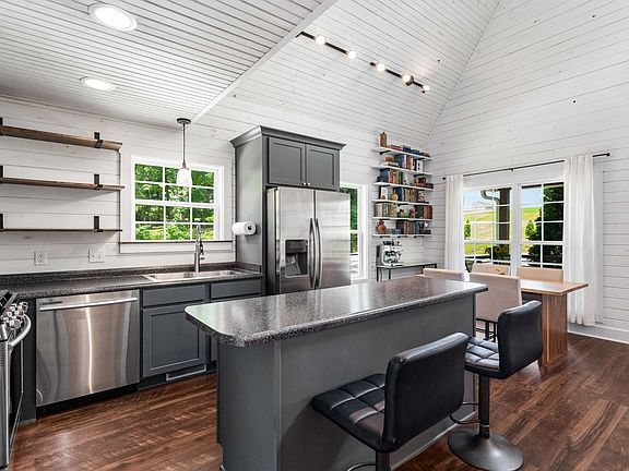 5th image of 1418 Ridge Rd