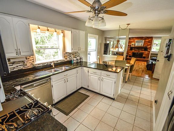 4th image of 9680 Applewood Dr