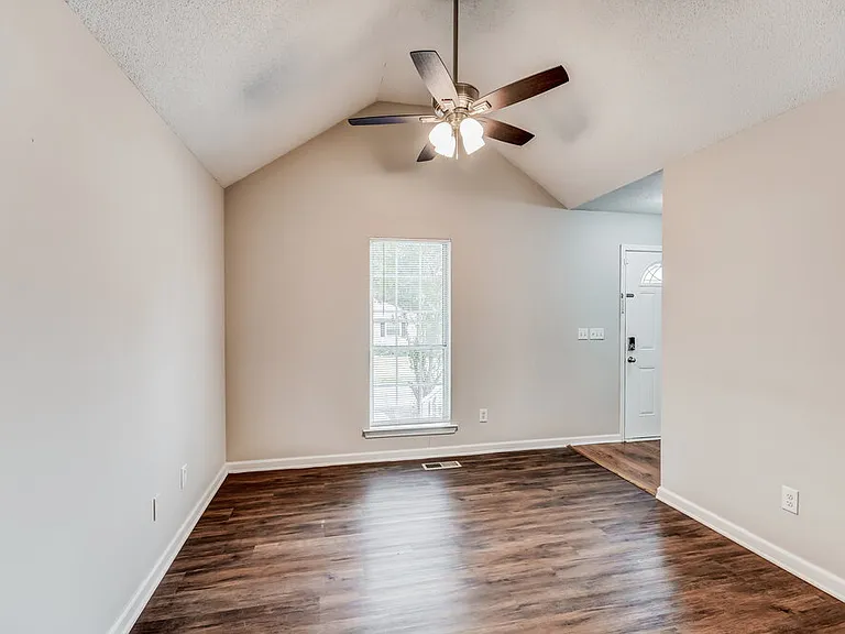 114 Laird Ave — Photo 4