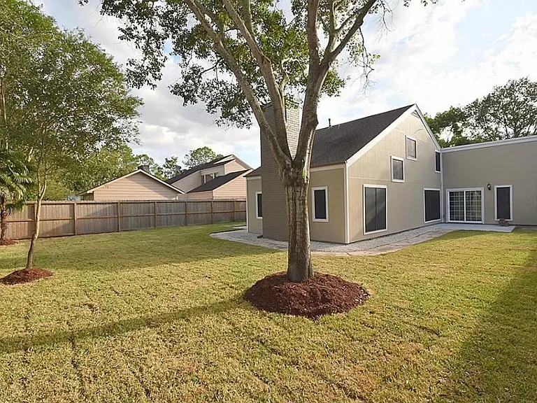 Briar Forest Dr — Photo 14