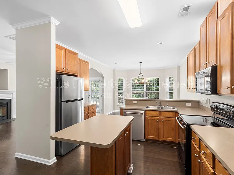 1141 Hammond Dr — Photo 12