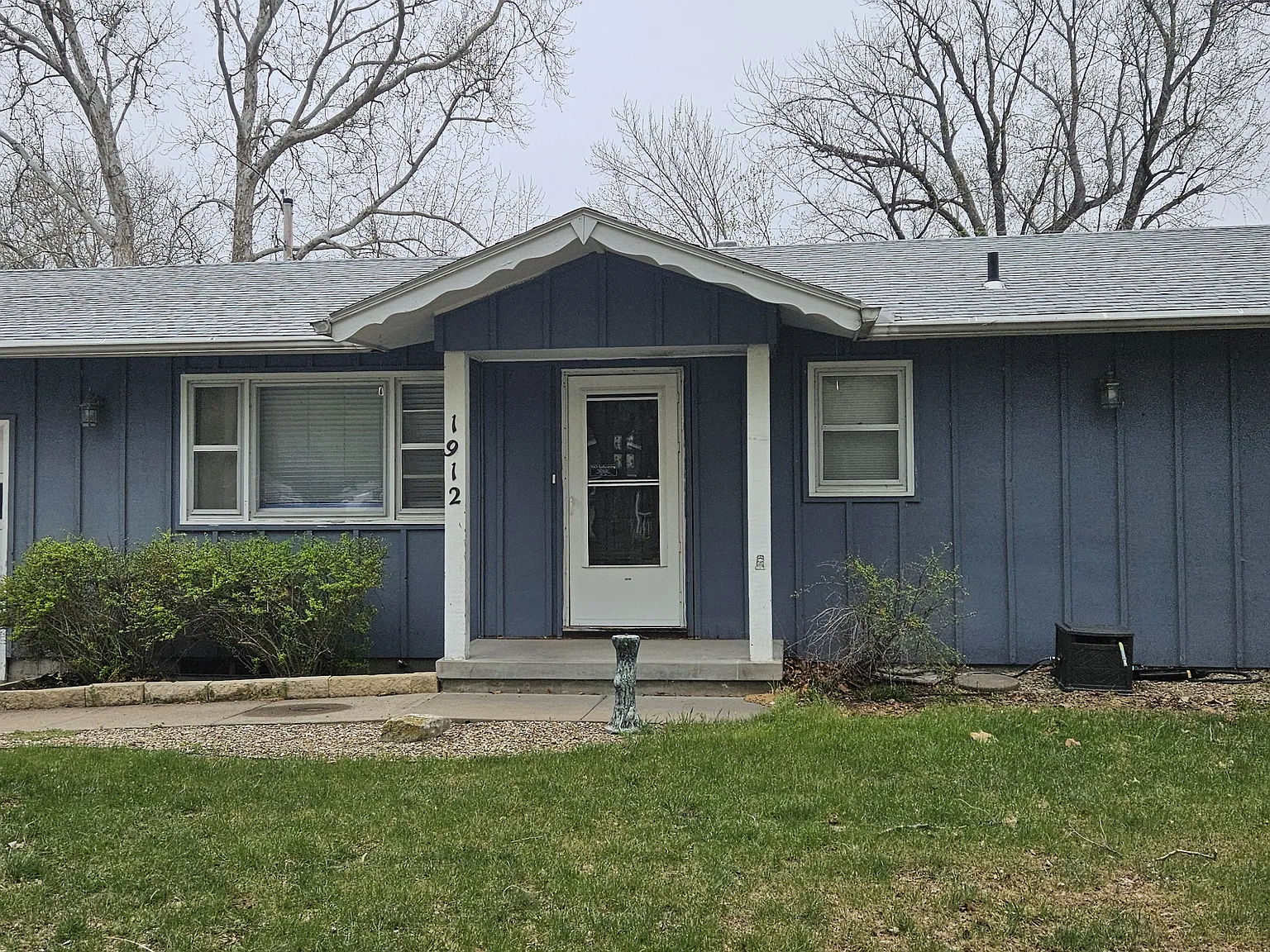 1912 Strong Ave — Photo 1