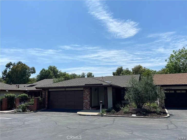 2021 Barclay Ct — Photo 1