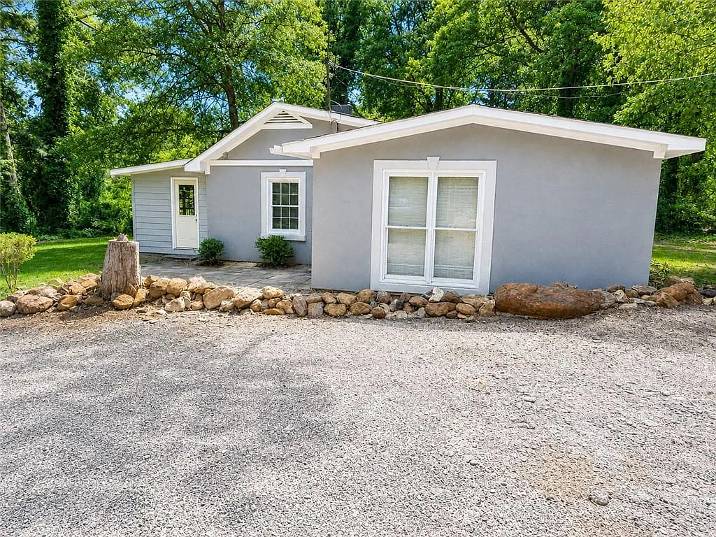 2 bed, 1.0 bath, 1170 sqft, $2,000 — Photo 2