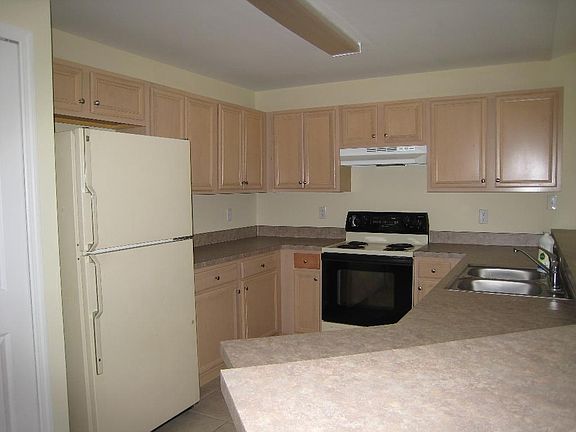 3rd image of 919 Chenault St