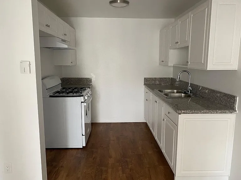 8512 Balboa Blvd #11 — Photo 2