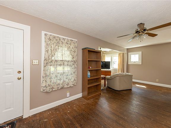 4th image of 324 Montrose Ave